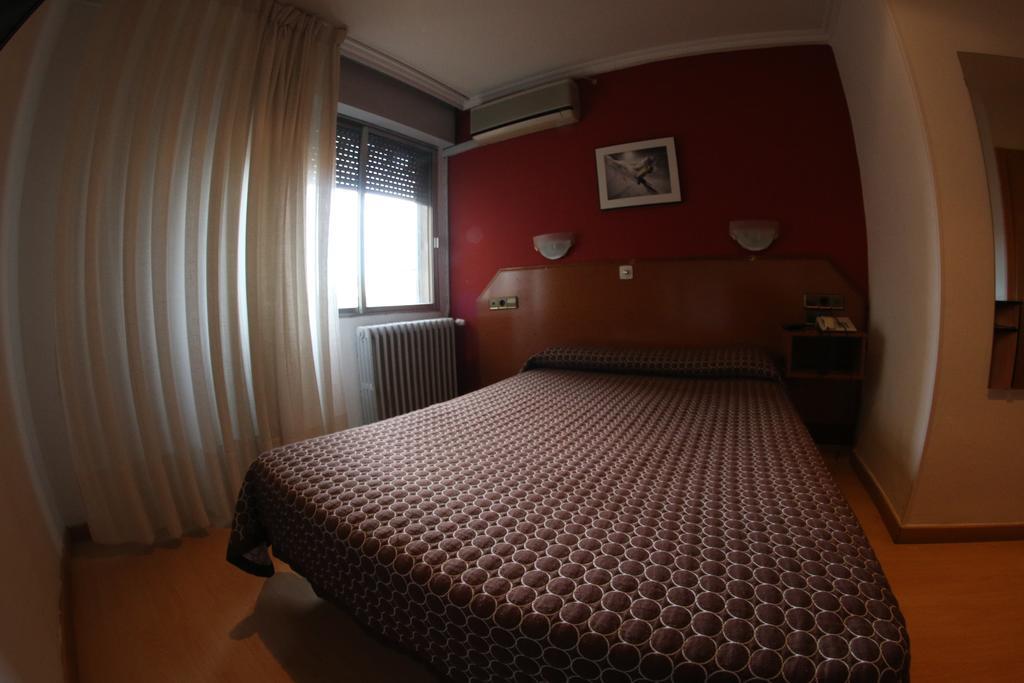 Hostal Cataluna Zaragoza Ngoại thất bức ảnh